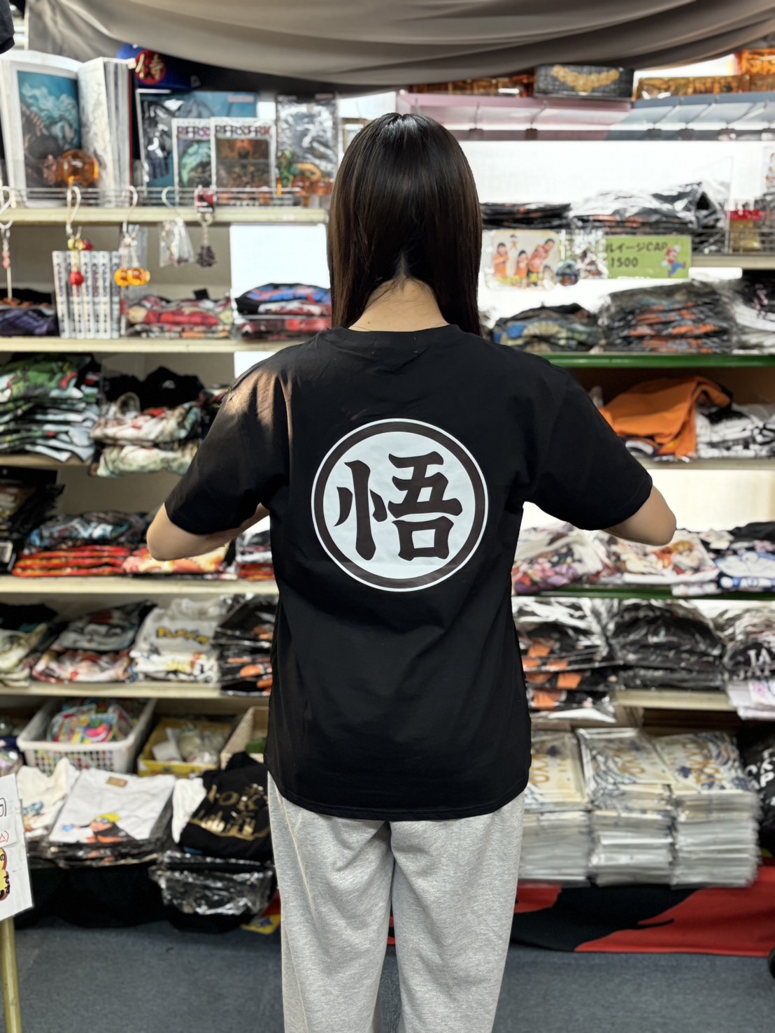 ドラゴンボールTシャツ系モデル写真