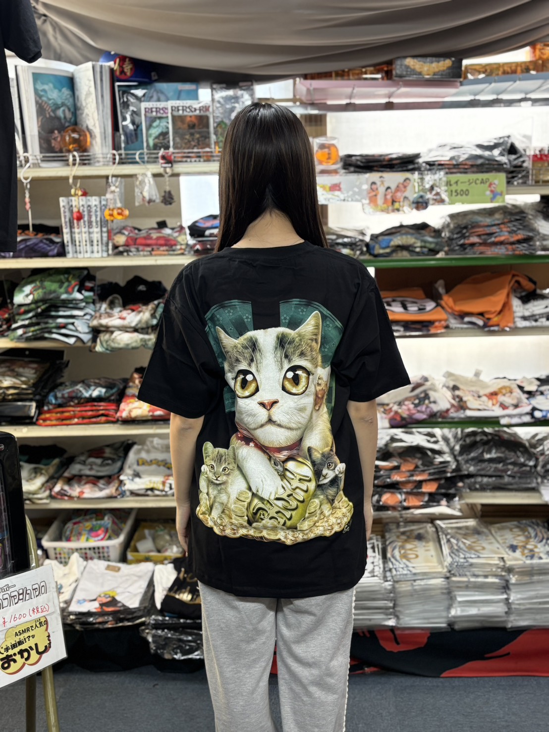 小判家族招き猫Tシャツモデル写真
