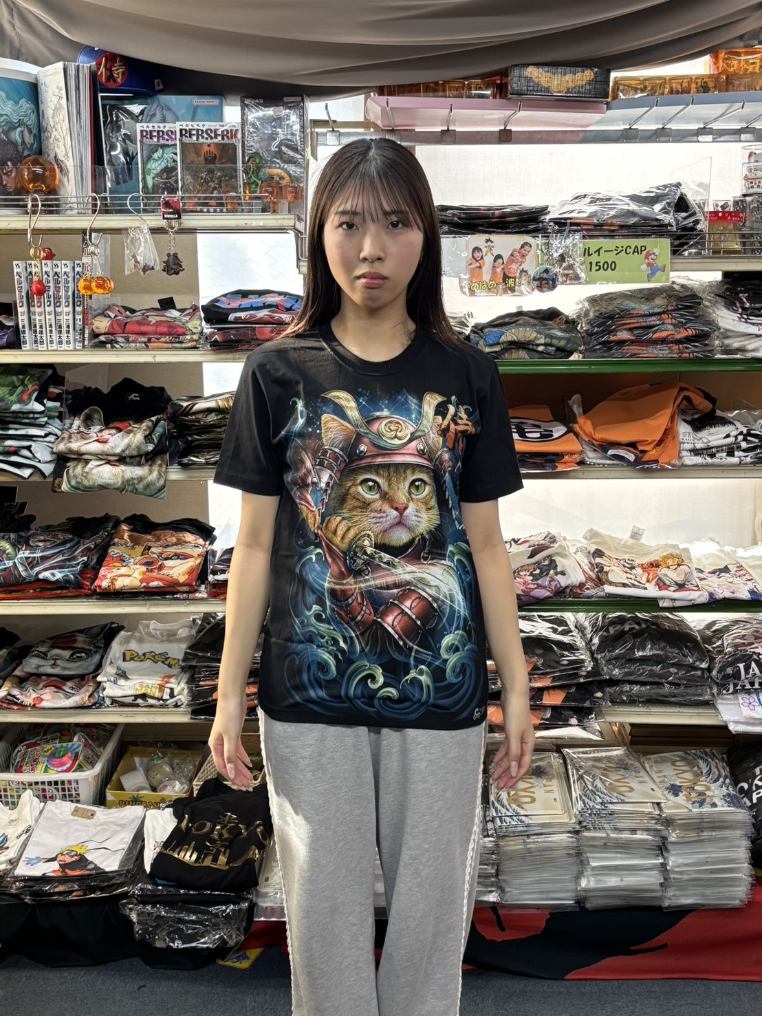 鎧武者猫tシャツモデル写真